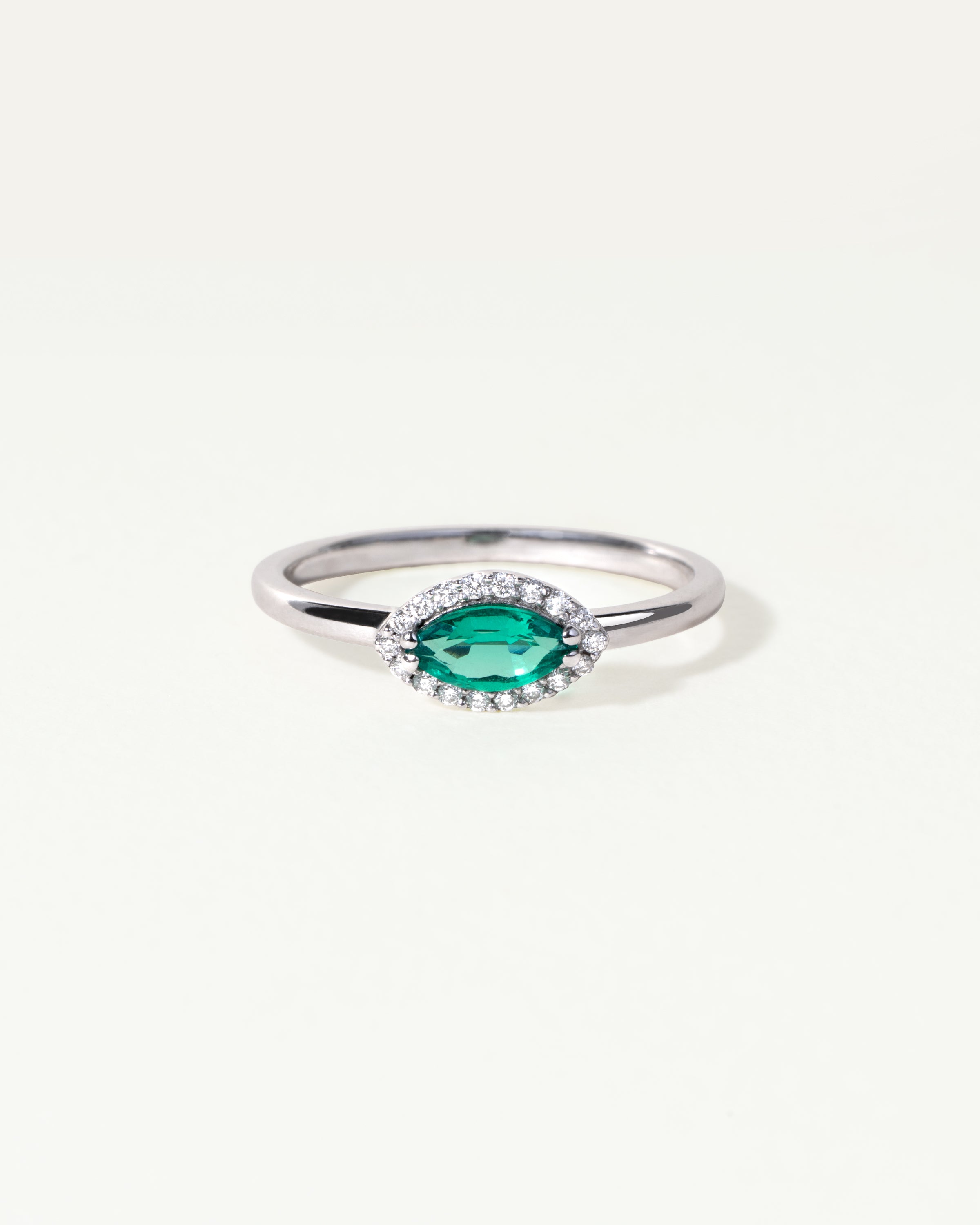 Ring lab grown emerald marquise cut