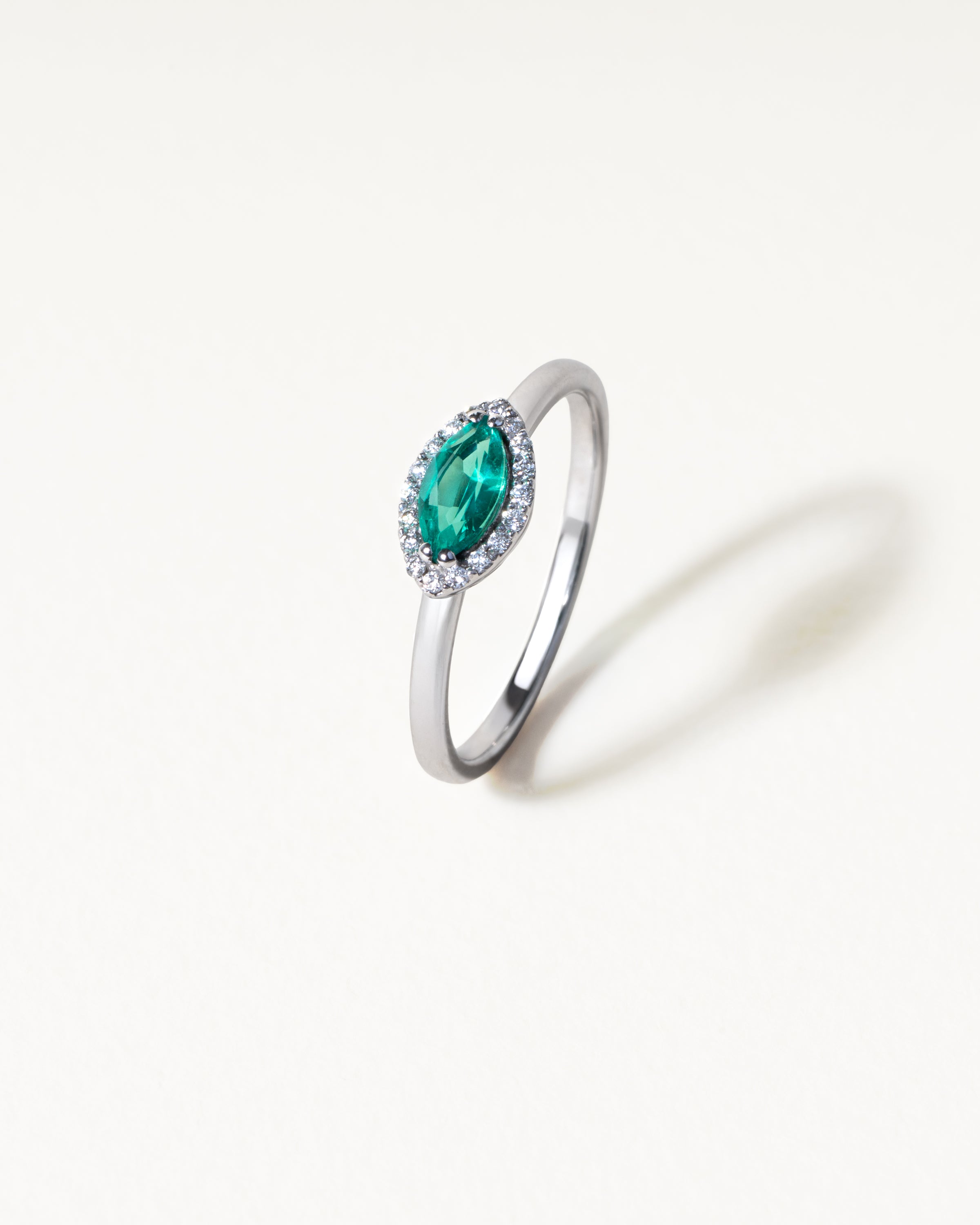 Ring lab grown emerald marquise cut